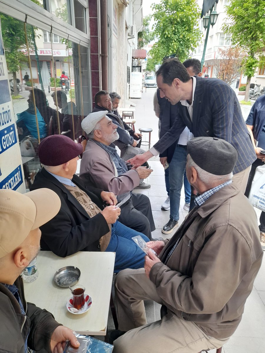 AnahtarPartiEsk's tweet photo. Bugün Eskişehir’in kalbi Hamamyolu’nda kurduğumuz etkinlik çadırımızda hemşehrilerimizle bayramlaştık, gönüllere dokunduk.

Samimiyetin, birlik ve beraberliğin hâkim olduğu bu güzel buluşmada bizlerle sohbet eden, desteğini ve sevgisini paylaşan tüm vatandaşlarımıza teşekkür ediyoruz.

Anahtar Parti olarak milletimizin arasında, vatandaşımızın yanında olmaya devam edeceğiz.
Bayramın; huzura, kardeşliğe ve dayanışmaya vesile olmasını diliyoruz. 🇹🇷

#milletinanahtarı #KurbanBayramı
@yavuzagiraliog @anahtarparti @caglarolce