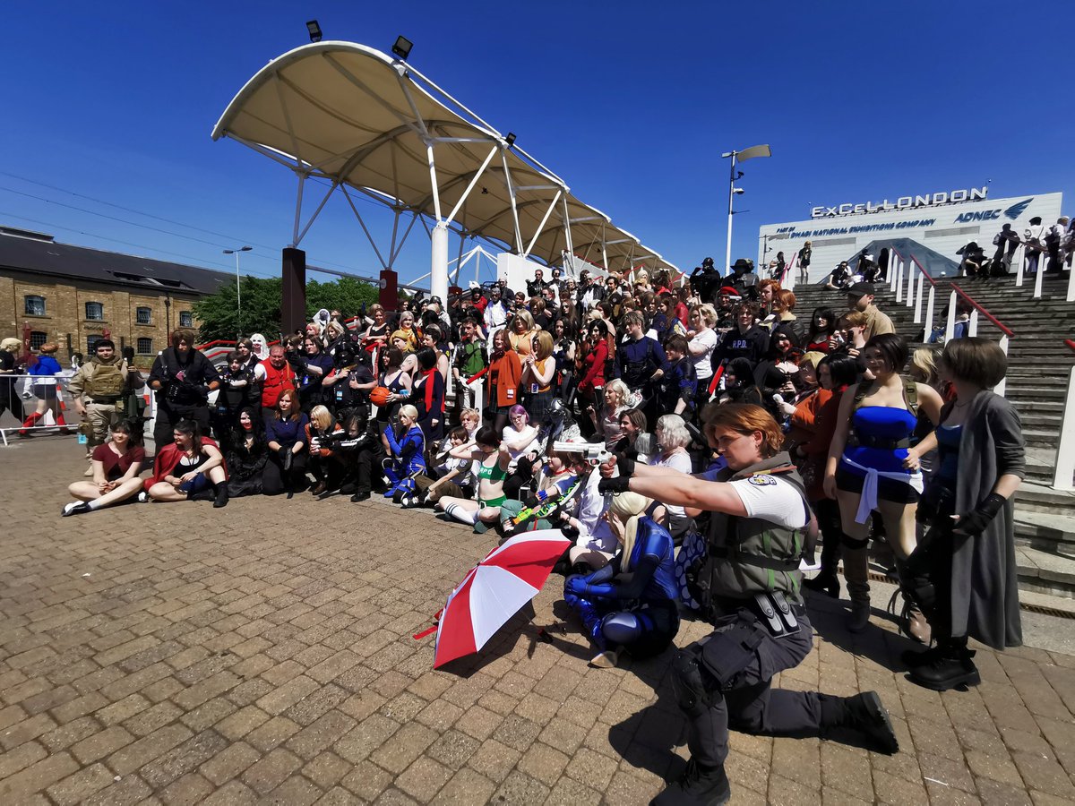 Reyiell's tweet photo. Sunday RE meet done!... And I cannot believe we got the visit of the lovely @emmarosecreaner @TheJanePerry &amp; @asantalbano!! This means the world to us, we love you!!

@MCMComicCon #REBHFun #REBH30th https://t.co/OM7SO8Ivxk