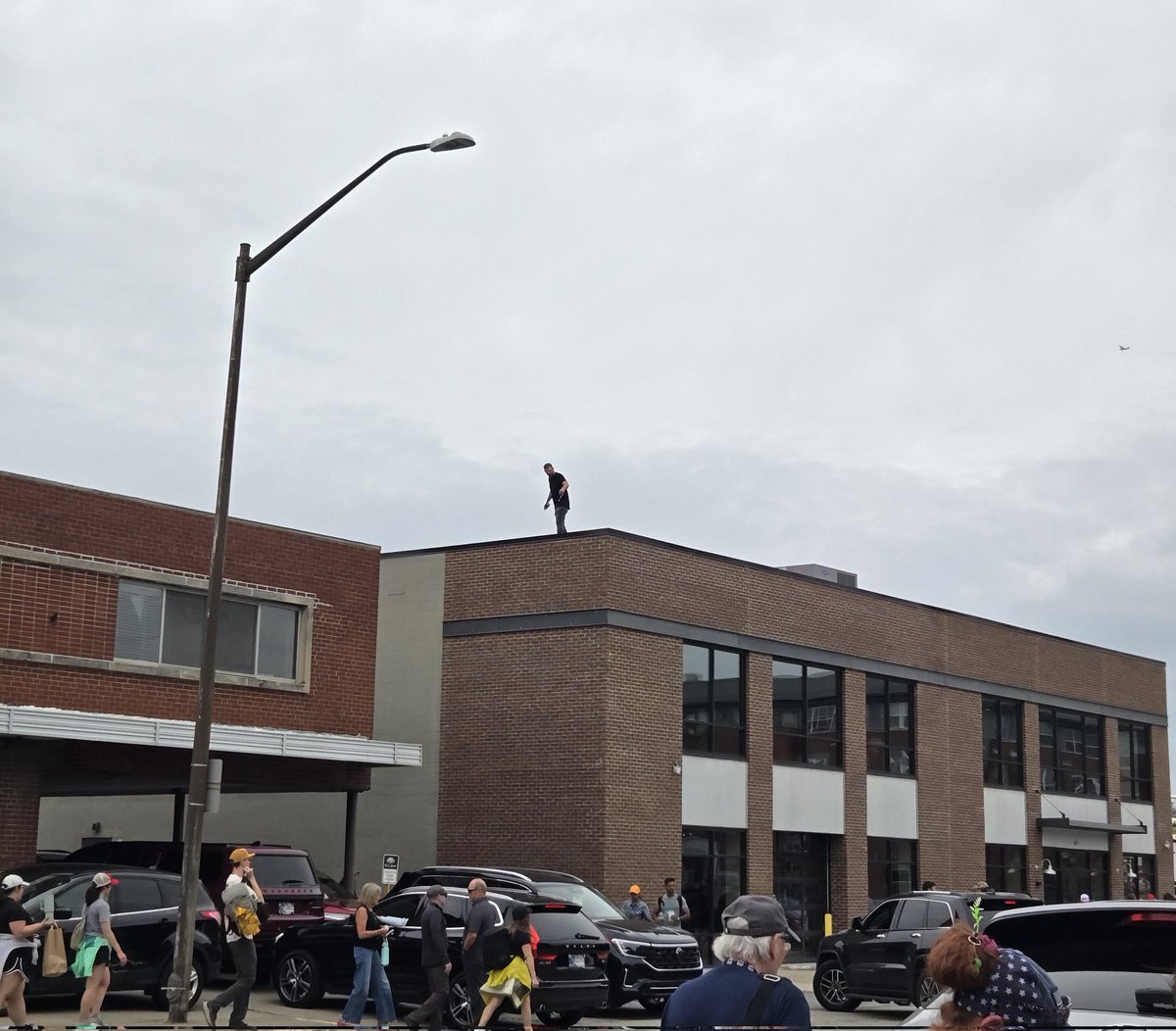 tchersh's tweet photo. @Indy500Pics "I can see my house from here!" https://t.co/pwnxSB8pYn