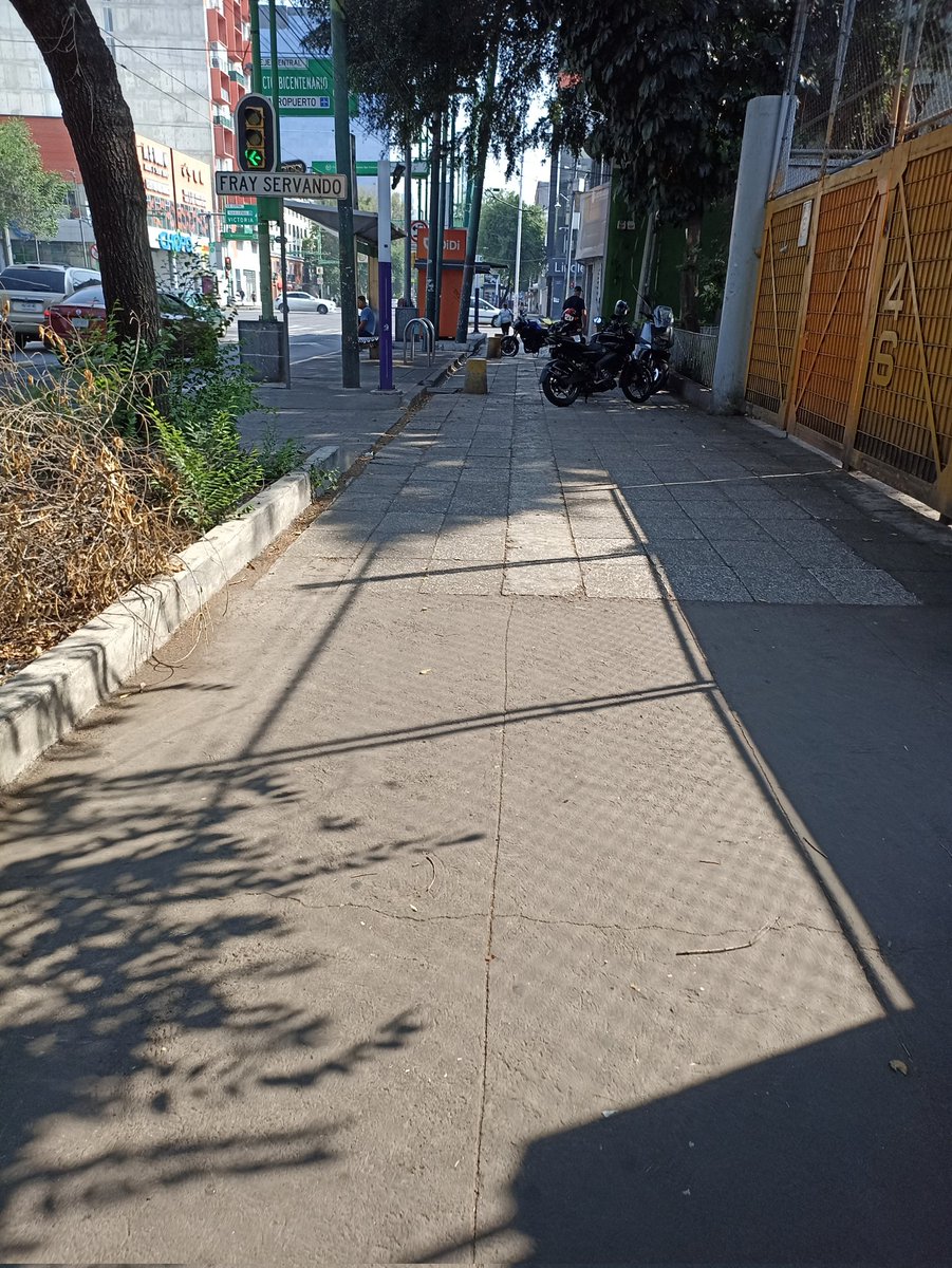 Ecs0000's tweet photo. @UCS_GCDMX ahora por qué el estacionamiento? Eje central casi esquina con Fray Servando, en el parque.
Pasaron dos camionetas de #TransitoCDMX y nada más nada https://t.co/dm77SLYUgP