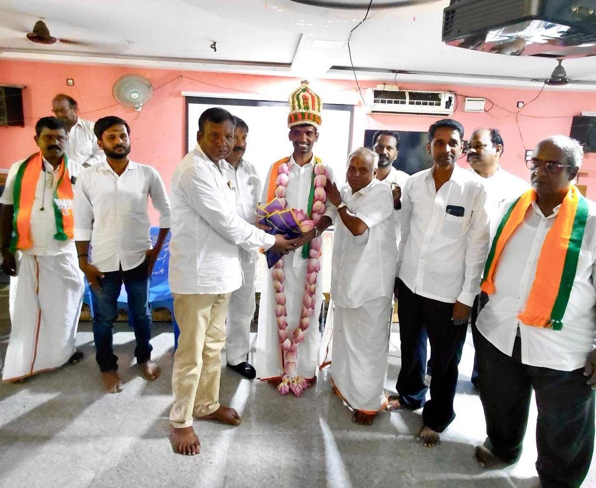 BJPOBCMORCHATN's tweet photo. நடந்து முடிந்த 2026 சட்டமன்ற தேர்தலுக்குப் பின்பு கிளஸ்டர் வாரியாக நிர்வாகிகளை சந்தித்து சுற்றுப்பயணம் செய்து வரும் நமது #தமிழ்நாடு_பாஜக_ஓபிசி_அணி மாநில தலைவர் பேராசிரியர் டாக்டர் திரு வீர திருநாவுக்கரசு @veerathirubjp அவர்கள் இன்று காலை 11.00 மணி முதல் பிற்பகல் 3.00 மணி வரை ராணிப்பேட்டையில் @BJP4TamilNadu திருவண்ணாமலை வடக்கு, வேலூர் மற்றும் ராணிப்பேட்டை ஆகிய மாவட்டங்களைச் சேர்ந்த #OBC_அணி நிர்வாகிகளைச் சந்தித்துத் தேர்தல் அனுபவங்கள் குறித்தும், இனி ஆற்ற வேண்டிய பணிகள் குறித்தும் கலந்துரையாடினார் ... 

நிகழ்ச்சி ஏற்பாடு: #OBC அணி கிளஸ்டர் பொறுப்பாளர்கள் - திரு. மோகனம் (மாநிலத் துணைத் தலைவர்) & திரு. ராகவ் கிருஷ்ணா (OBC அணி மாநில செயற்குழு உறுப்பினர்), மற்றும் திரு. தர்மராஜா (OBC அணி ராணிப்பேட்டை மாவட்ட தலைவர்). 

@narendramodi @NaMoInTamil @AmitShahOffice @NitinNabin @blsanthosh @drlaxmanbjp @DrLMurugan @NainarBJP @annamalai_k @VanathiBJP @DrTamilisai4BJP @BJP4OBCMorcha