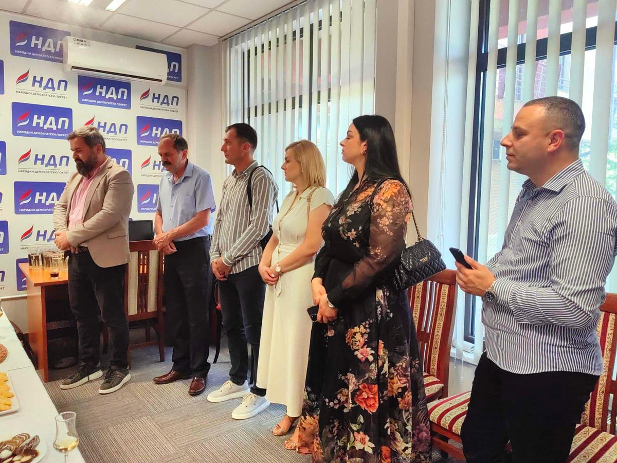 Bojan_Sapuric94's tweet photo. Данас је у Бањалуци свечано прослављена крсна слава Народног демократског покрета – Свети Ћирило и Методије. Централни догађај организован је у Бањалуци, док је слава обиљежена и у Требињу, као и у бројним општинским и градским одборима широм Републике Српске.

У присуству чланова, пријатеља и гостију, славски обред је обавио свештеник Српске православне цркве Слободан Аничић, уз ломљење славског колача и паљење славске свијеће, а потом се присутнима пригодним обраћањем обратио предсједник странке.

„Данас у заједништву и поштовању обиљежавамо славу Светих Ћирила и Методија – светитеља који су нашем народу и свим словенским народима оставили неизмијерно духовно и културно насљеђе. Њихово дјело није било само у словима и књизи, већ у вјери, просвјети, слози и истрајности, вриједностима које и данас требамо чувати и преносити даље.

На овај свечани дан желим да упутим искрене честитке свима који данас славе. Нека вам Свети Ћирило и Методије буду заштитници и надахнуће, нека вашим домовима подаре здравље, мир, љубав и напредак, а нама свима мудрост да будемо сложни, достојанствени и одговорни једни према другима.

Нека нас овај дан подсјети колико су важни заједништво, међусобно поштовање и чување наших коријена и традиције. Само сложни и окупљени око правих вриједности можемо сачувати оно што јесмо и оставити нешто вриједно онима који долазе послије нас.

Од срца вам честитам славу Светих Ћирила и Методија. Да је славите у здрављу, миру и радости још много година“, поручено је у обраћању.

Прослава је протекла у духу заједништва, поштовања традиције и окупљања чланова и пријатеља странке из свих крајева Републике Српске.