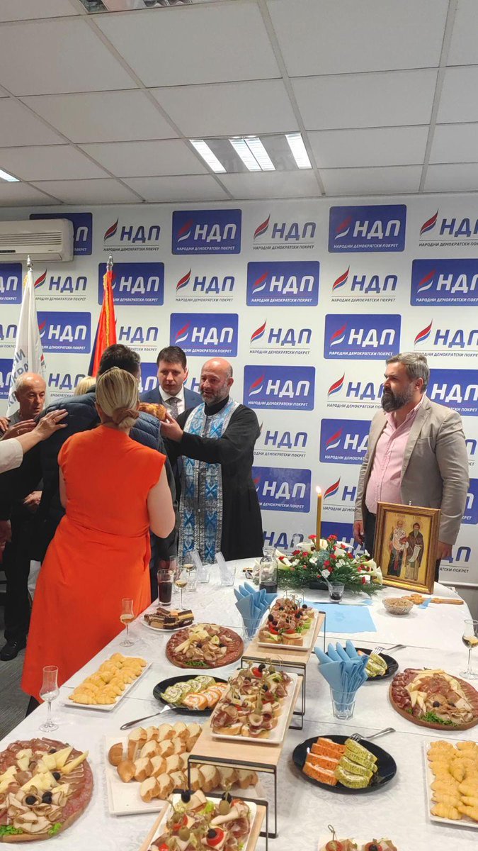 Bojan_Sapuric94's tweet photo. Данас је у Бањалуци свечано прослављена крсна слава Народног демократског покрета – Свети Ћирило и Методије. Централни догађај организован је у Бањалуци, док је слава обиљежена и у Требињу, као и у бројним општинским и градским одборима широм Републике Српске.

У присуству чланова, пријатеља и гостију, славски обред је обавио свештеник Српске православне цркве Слободан Аничић, уз ломљење славског колача и паљење славске свијеће, а потом се присутнима пригодним обраћањем обратио предсједник странке.

„Данас у заједништву и поштовању обиљежавамо славу Светих Ћирила и Методија – светитеља који су нашем народу и свим словенским народима оставили неизмијерно духовно и културно насљеђе. Њихово дјело није било само у словима и књизи, већ у вјери, просвјети, слози и истрајности, вриједностима које и данас требамо чувати и преносити даље.

На овај свечани дан желим да упутим искрене честитке свима који данас славе. Нека вам Свети Ћирило и Методије буду заштитници и надахнуће, нека вашим домовима подаре здравље, мир, љубав и напредак, а нама свима мудрост да будемо сложни, достојанствени и одговорни једни према другима.

Нека нас овај дан подсјети колико су важни заједништво, међусобно поштовање и чување наших коријена и традиције. Само сложни и окупљени око правих вриједности можемо сачувати оно што јесмо и оставити нешто вриједно онима који долазе послије нас.

Од срца вам честитам славу Светих Ћирила и Методија. Да је славите у здрављу, миру и радости још много година“, поручено је у обраћању.

Прослава је протекла у духу заједништва, поштовања традиције и окупљања чланова и пријатеља странке из свих крајева Републике Српске.