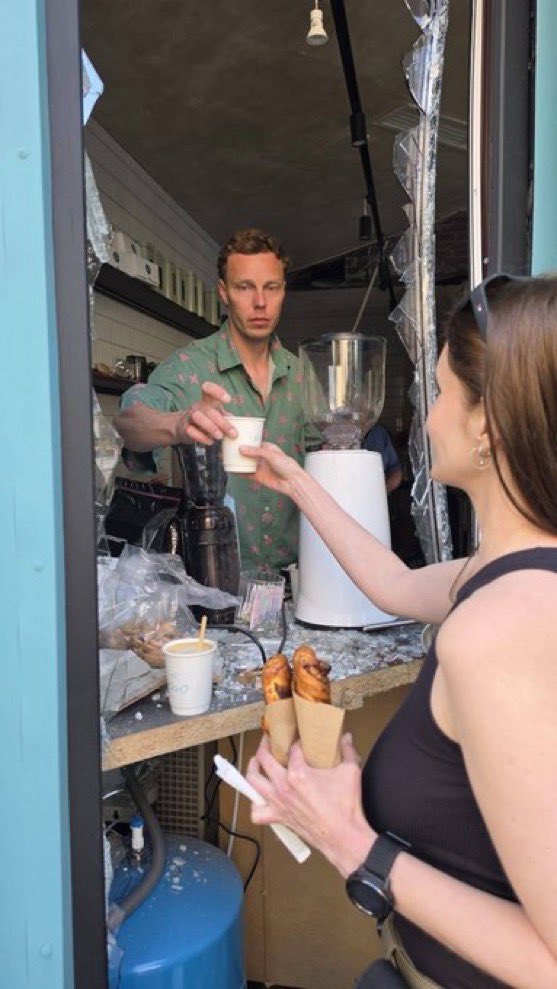 SWU_Europe's tweet photo. À Podil, la boulangerie Zavertailo a eu toutes ses fenêtres soufflées. Ce matin, elle a ouvert, vitres déjà remplacées. Yevhen, lui, avait inauguré son café la veille. Il servait des cafés à travers les fenêtres brisées. Sa mère distribuait des pâtisseries aux clients. 2/3 https://t.co/ReyYamnkG8