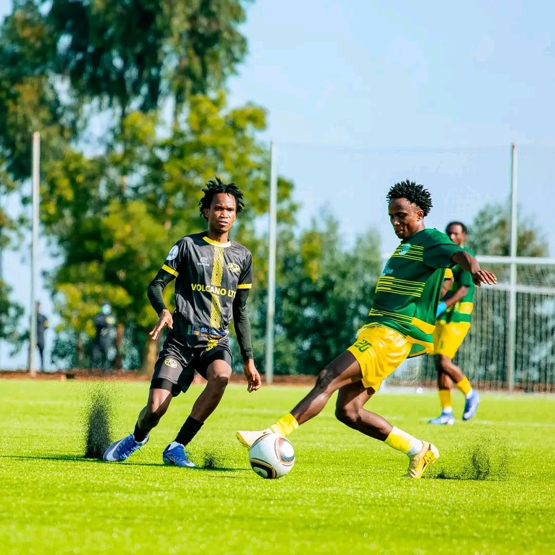 umunotanews's tweet photo. Kiyovu Sports yanganyije na Police FC 0-0 mu mukino w'umunsi wa 33 wa #BKProLeague wabereye kuri Kigali Péle Stadium kuri iki cyumweru.

Kiyovu Sports yafashe umwanya wa kane ku rutonde rwa Shampiyona ikuyeho Rayon Sports FC binganga amanota 52 mbere yo gukina na Bugesera FC. 

Aya makipe yombi ni yo ari kwishakamo izasoza ku mwanya wa Kabiri mu zo mu Rwanda nyuma ya APR FC.

Mu yindi mikino, Gicumbi FC yatsinze Mukura VS ibitego 3-2, kuri Stade yayo ikiniyeho bwa mbere nyuma y'igihe ivugururwa.  

Ni mu gihe Musanze FC yo, yanganyije na Marine FC  igitego 1-1 kuri Stade Ubworoherane. #UmunotaNews