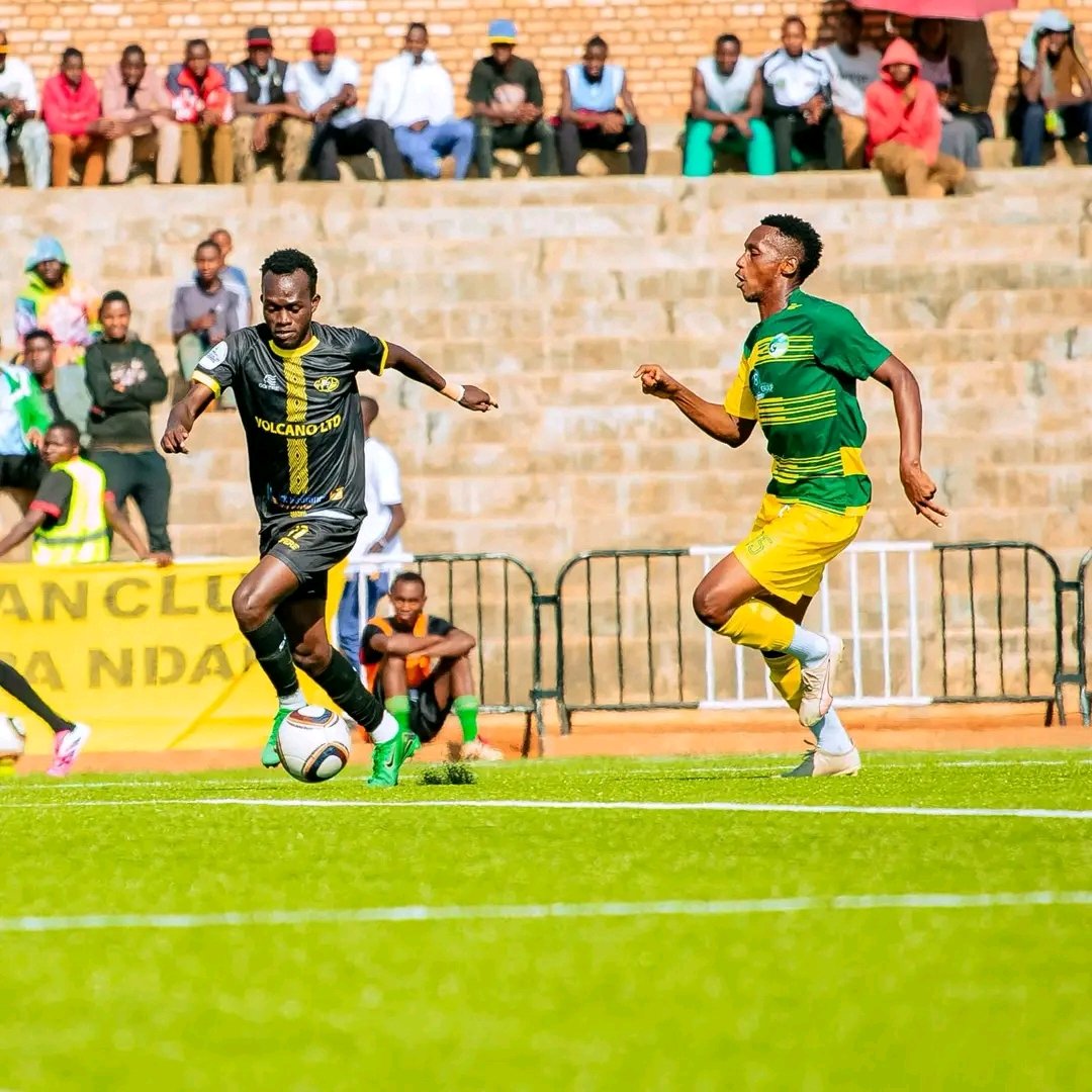 umunotanews's tweet photo. Kiyovu Sports yanganyije na Police FC 0-0 mu mukino w'umunsi wa 33 wa #BKProLeague wabereye kuri Kigali Péle Stadium kuri iki cyumweru.

Kiyovu Sports yafashe umwanya wa kane ku rutonde rwa Shampiyona ikuyeho Rayon Sports FC binganga amanota 52 mbere yo gukina na Bugesera FC. 

Aya makipe yombi ni yo ari kwishakamo izasoza ku mwanya wa Kabiri mu zo mu Rwanda nyuma ya APR FC.

Mu yindi mikino, Gicumbi FC yatsinze Mukura VS ibitego 3-2, kuri Stade yayo ikiniyeho bwa mbere nyuma y'igihe ivugururwa.  

Ni mu gihe Musanze FC yo, yanganyije na Marine FC  igitego 1-1 kuri Stade Ubworoherane. #UmunotaNews