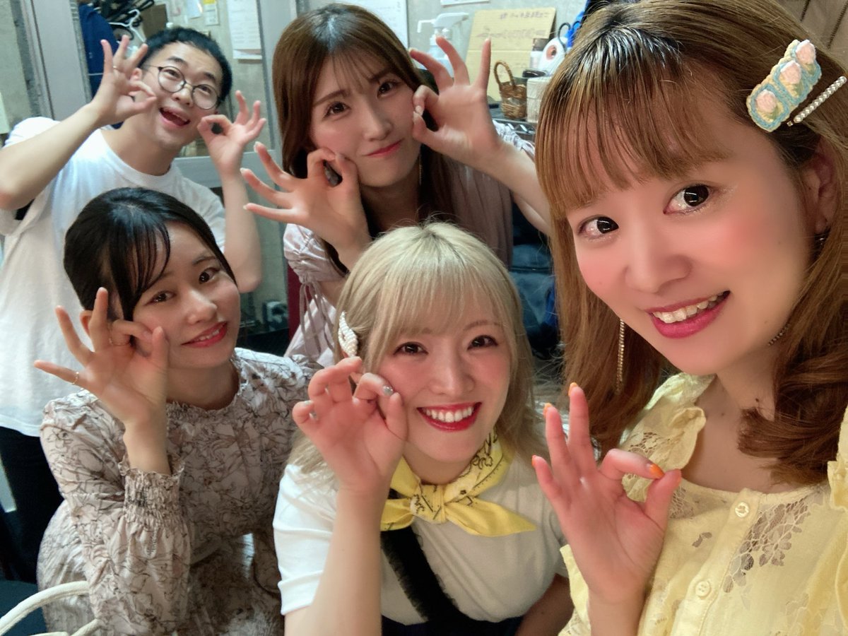 yellow_hiroha's tweet photo. 夜中に更新ごめんね🙏
ひろはっぴーとゆかいな仲間達vol.11
来場＆配信ありがとうございました！！！

今回も素敵な出演者さまとっ❣️
みなさん優しくて可愛くてらぶだーーー！
ステージもとっても素敵で
ギュンギュンしました💓💓🫶笑
じっちゃんとみいなちゃんと
そよなちゃんとツーショット撮れたよ📸嬉

お客様もみなさんとってもあったかくて
いつもたくさんの愛をありがとうございます！これからもかえしていけるようにがんばりまっく✨✊🌷🌷

すんばしいいい
ギタリスト🎸つじぴーこと
辻村ぱいせんのギターもとっても好き！

次回のひろはっぴーとゆかいな仲間達も
発表お楽しみに〜📢✨👏