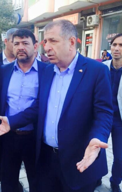 Turkiyeye_Dair's tweet photo. CHP Genel Merkezi önüne Kemal Kılıçdaroğlu’na desteğe gelen BBP üyesi  olduğu iddia edilen şahsın 2023 yılında Büyük Birlik Partisi'nden istifa ettiği ve Ümit Özdağ ile resimlerinin olduğu ortaya çıktı.(Medya Birlik) https://t.co/6Oo8a9OszO
