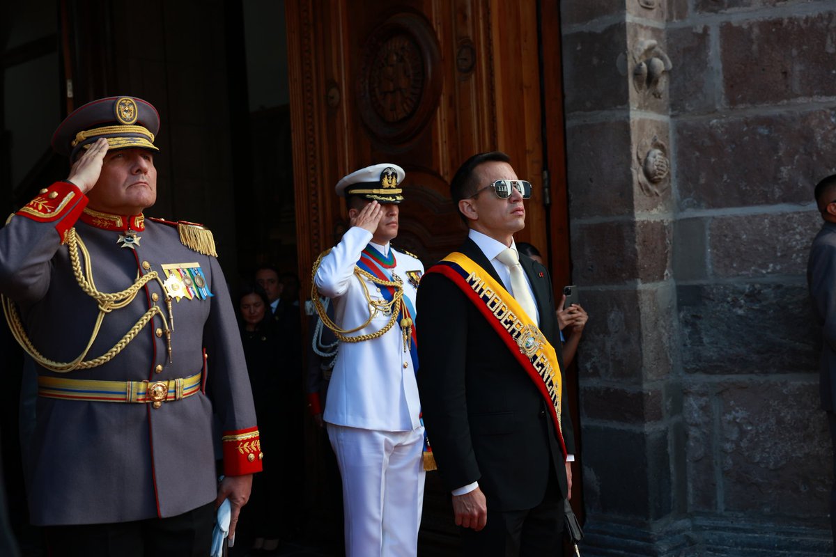Presidencia_Ec's tweet photo. El presidente @DanielNoboaOk colocó una ofrenda floral al mausoleo del Mariscal Antonio José de Sucre, al conmemorarse 204 años de la #BatallaDePichincha. Este acto, en la Catedral Metropolitana de Quito, rinde un homenaje a la lucha firme y determinación de uno de los principales héroes de nuestra historia. #24DeMayo