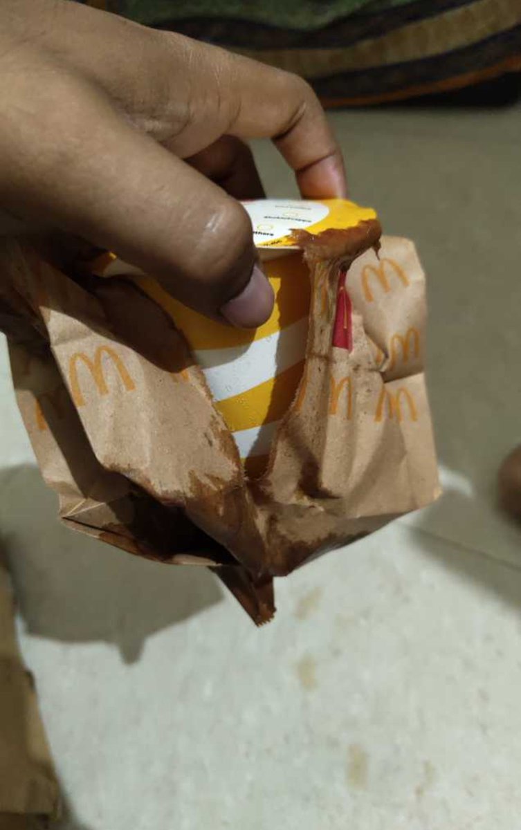 deepmaradiya5's tweet photo. @zomato @zomatocare i ordered food from McDonald's and coke from my food was spilled all over the food, when i try to register issue with support all they said packaging issues happen and shit... Wtf am i supposed to do not my problem, my food all soggy and taste like coke 😡 https://t.co/lguNf2RO7A