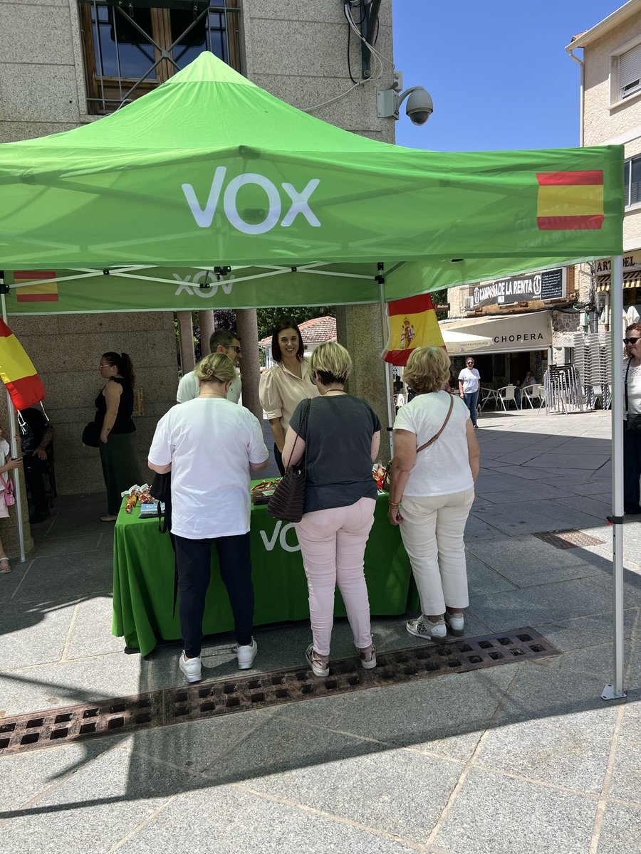 Vox_SotoDelReal's tweet photo. 🇪🇸 Hoy hemos disfrutado en la plaza charlando con los vecinos con nuestra Mesa Informativa. Gracias por contarnos vuestras inquietudes y vuestras ideas para mejorar Soto. Seguimos trabajando en ello 💪.
#sotodelreal #vox #municipios #prioridadnacional https://t.co/hUf2VQWkPW