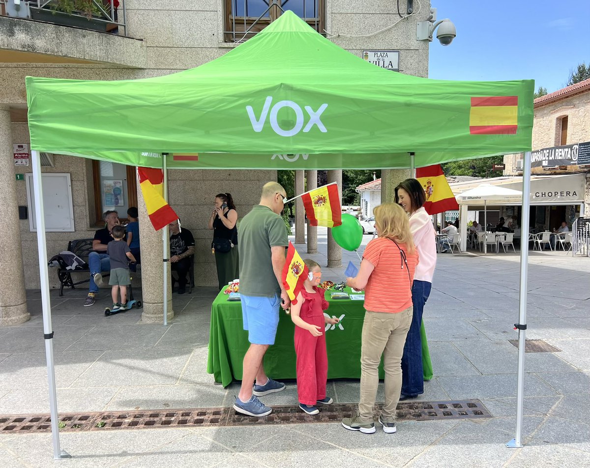 Vox_SotoDelReal's tweet photo. 🇪🇸 Hoy hemos disfrutado en la plaza charlando con los vecinos con nuestra Mesa Informativa. Gracias por contarnos vuestras inquietudes y vuestras ideas para mejorar Soto. Seguimos trabajando en ello 💪.
#sotodelreal #vox #municipios #prioridadnacional https://t.co/hUf2VQWkPW