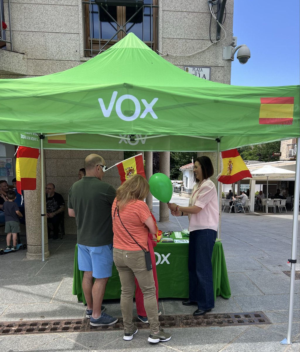 Vox_SotoDelReal's tweet photo. 🇪🇸 Hoy hemos disfrutado en la plaza charlando con los vecinos con nuestra Mesa Informativa. Gracias por contarnos vuestras inquietudes y vuestras ideas para mejorar Soto. Seguimos trabajando en ello 💪.
#sotodelreal #vox #municipios #prioridadnacional https://t.co/hUf2VQWkPW