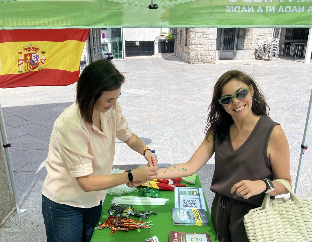 Vox_SotoDelReal's tweet photo. 🇪🇸 Hoy hemos disfrutado en la plaza charlando con los vecinos con nuestra Mesa Informativa. Gracias por contarnos vuestras inquietudes y vuestras ideas para mejorar Soto. Seguimos trabajando en ello 💪.
#sotodelreal #vox #municipios #prioridadnacional https://t.co/hUf2VQWkPW
