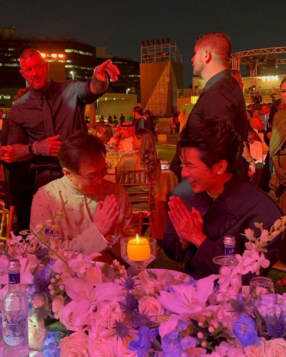 SoldeLima3's tweet photo. Lindo gesto de Jakie Chan con Mew. Realmente deben haberse caído muy bien durante la gala en que conocieron.

#MewSuppasit @MSuppasit https://t.co/zijhgCT9Iv