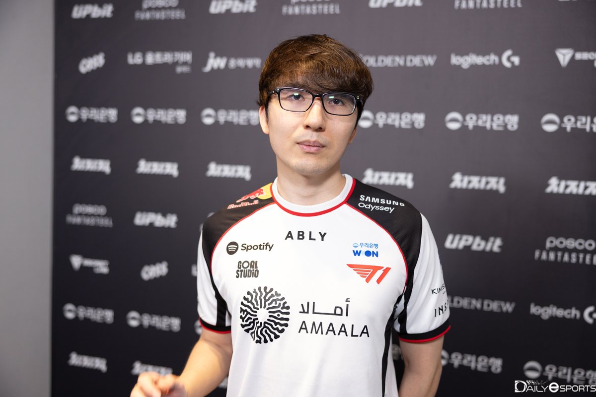 kenzi131's tweet photo. Our company's interviewer was filming tdy, so I just took some photos. It had been 11 years since we last met, and the coach was happy to see me too. #LoL #LCK #easyhoon @LCK .@T1LoL https://t.co/YqY8vrvr1K