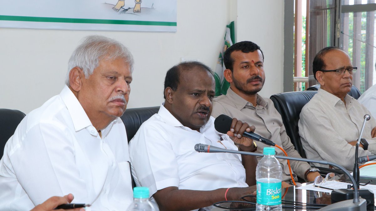 hd_kumaraswamy's tweet photo. 📍ಬೆಂಗಳೂರು

ಗ್ರೇಟರ್ ಬೆಂಗಳೂರು ಚುನಾವಣೆ ಸಿದ್ಧತೆ ಸಂಬಂಧಿಸಿದಂತೆ @JanataDal_S ರಾಜ್ಯ ಕಚೇರಿ ಜೆ.ಪಿ. ಭವನದಲ್ಲಿ ಮಹತ್ವದ ಸಭೆ ಕರೆದು, ಮುಖಂಡರ ಜತೆ ಸಮಾಲೋಚನೆ ನಡೆಸಲಾಯಿತು.
#Bengaluru #GbaElection https://t.co/9goh2xDX4k