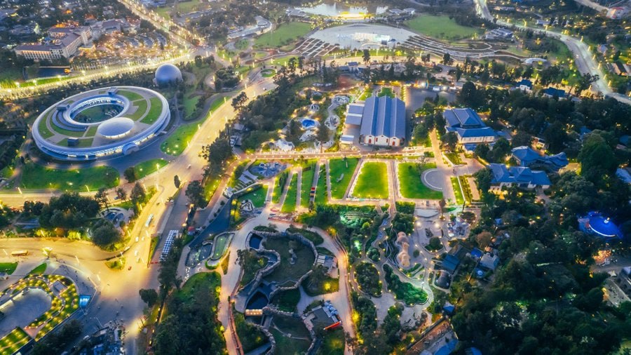 PartyMoa49040's tweet photo. Addis Ababa has introduced a comprehensive urban development plan focused on expanding green public spaces and riverfront areas, integrating environmental standards into infrastructure development, and strengthening energy systems in line with sustainability objectives. https://t.co/VsqNHbiraC