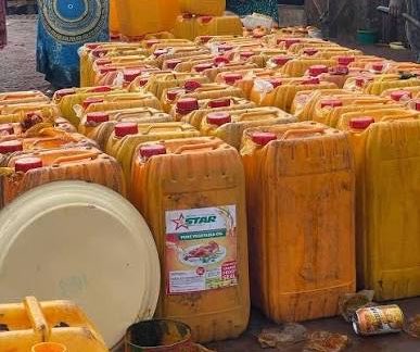 beterdays_ahead's tweet photo. Profitable Side Hustle: Palm Oil Business

Startup Capital: GH¢5,000

How it works:

•Buy 15 gallons of fresh palm oil from villages at GH¢200 each = GH¢3,000

•Transport to city/urban areas = GH¢800 – GH¢1,200

•Total cost per trip: ~GH¢4,000 – GH¢4,500

Selling:
 Sell to market women, chop bar owners & households in the city at GH¢380 – GH¢450 per gallon.

Profit per trip:
 GH¢1,800 – GH¢2,800 (after all expenses)

Do 2 trips per week consistently and you can make:
•Weekly: GH¢3,600 – GH¢5,600

•Monthly: GH¢14,000 – GH¢22,000+ profit

Start small, build trust with suppliers and buyers, and scale up. Many people are quietly making good money from this right now.