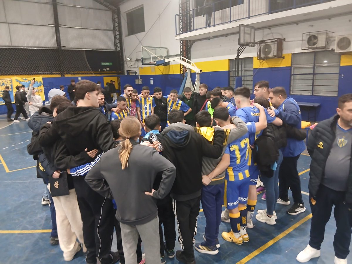 Bohemiopases's tweet photo. #FutsalAFA #AtlantaFutsal #Bohemio

💙💛 SE CORTÓ LA RACHA EN CASA

El Bohemio - a pesar de contar con inumerables situaciones de gol - cayó 5-2 ante SECLA perdiendo así el invicto que llevaba de local.

Goles:
⚽ Paky López
⚽ Gabi Dávalos

🔜 Fecha 11: vs. Metalúrgico (V) https://t.co/RJmRDDui7q