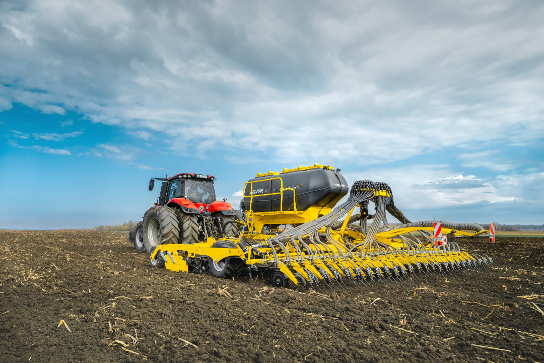 BednarFmt's tweet photo. 8 metres of working width. Seed and fertiliser placed in the same pass- kept apart in a 5,000-litre pressurised double-chamber hopper.Parallel linkage means every one of 64 coulters tracks its own contour. 

When the season opens, there's no time for second passes. https://t.co/Ye71oeqId8