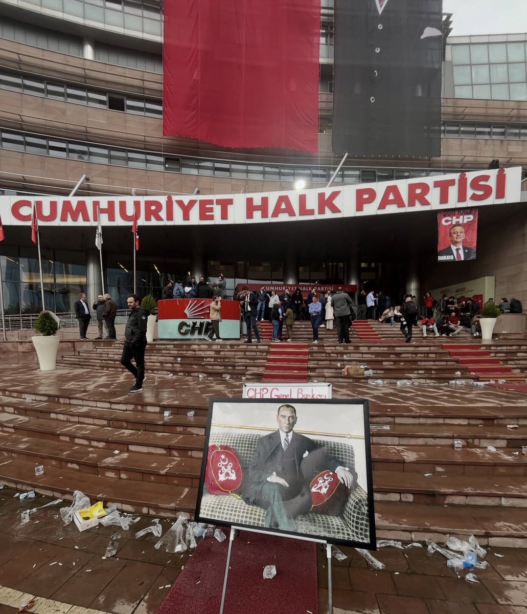 snsfrknvc's tweet photo. Ekrem İmamoğlu'nu aldıkları gün, sarı öküzün verildiği gündü. 

Sonra sırayla diğer büyük başlar da verildi. Biri hariç. Çünkü onu almaya hiç gelmediler. Eskiden başka sürüde olduğunu bildiklerinden, günü geldiğinde Yavaş Yavaş işlerine yarayabileceğini düşündüler. https://t.co/6w4n70L6rP