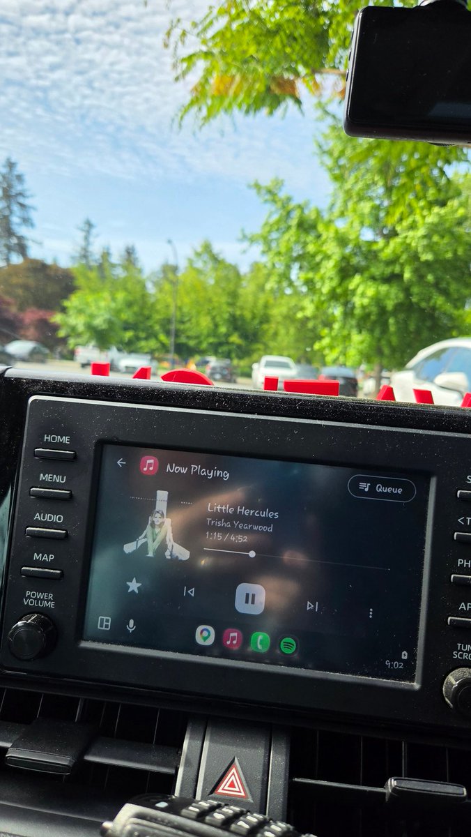 melgin17's tweet photo. When it comes on in the car (without me putting it on) I must stay put until its over. It's the rules https://t.co/kRqN5X9LLt