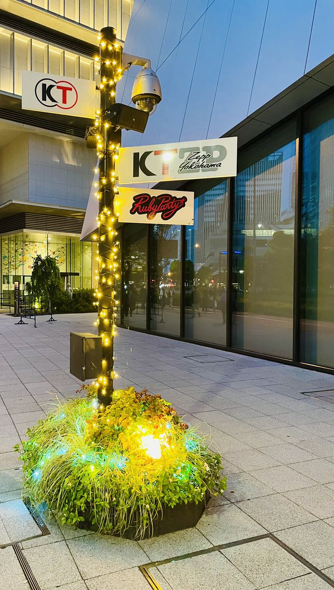 umidesho1's tweet photo. SRGYokohama LASTGIG最高の夜でした✨
お水飲むぅ？って何かにあげてるのを後方から確認出来ませんでしたけど…いちいち可愛んですよ。けしからん😤そう言えば両脇のダンサー点呼無くなっちゃったんですね🤔マイク芸🎤Rockで見れるとは🤣はぁ😮‍💨既に淋しい…SRGカムバッーク https://t.co/sB5hFM018W