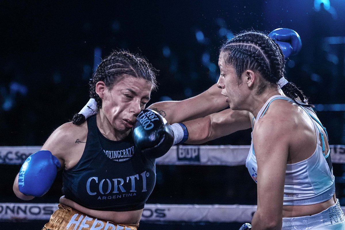BoxeoDePrimera's tweet photo. 🥊Seis de seis e invicta: Milagros Herrera venció por puntos a María Ramírez🥊
⚡️Las tarjetas marcaron 60-54, 58-56 y 57-57 para la de González Catán, en una pelea enmarcada en supergallo a seis vueltas. https://t.co/LMFsz1hiyM