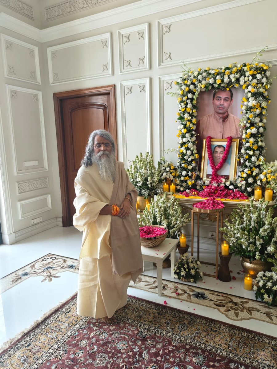 RJMediaGroups's tweet photo. महर्षि योग आश्रम, कनखल (हरिद्वार) के संस्थापक महर्षि मधुसूदन अचानक लखनऊ पहुँचे। उन्होंने स्वर्गीय प्रतीक यादव के आवास पर जाकर उन्हें श्रद्धांजलि अर्पित की और अपर्णा यादव को भविष्य की समस्याओं का सामना करने के लिए आध्यात्मिक संबल प्रदान किया। @CMOfficeUP @PMOIndia https://t.co/lKkCzgwyGe