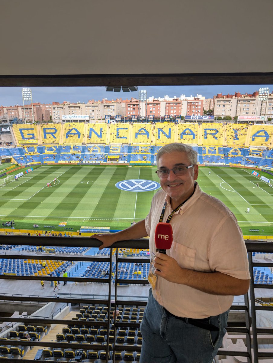 NorbertoGonzlez's tweet photo. Ya estamos preparados en el estadio de #GranCanaria para contarte el @UDLP_Oficial 🆚 @RealZaragoza en #TableroDeportivo en @RNEdeportes  con @miguelangmendez.

Desde las 17:30 hora 🇮🇨 el ascenso y descenso en juego... Jornada de transistor, de las de antaño.

¡vaaamooossss! https://t.co/uY9ZmTJZ6f