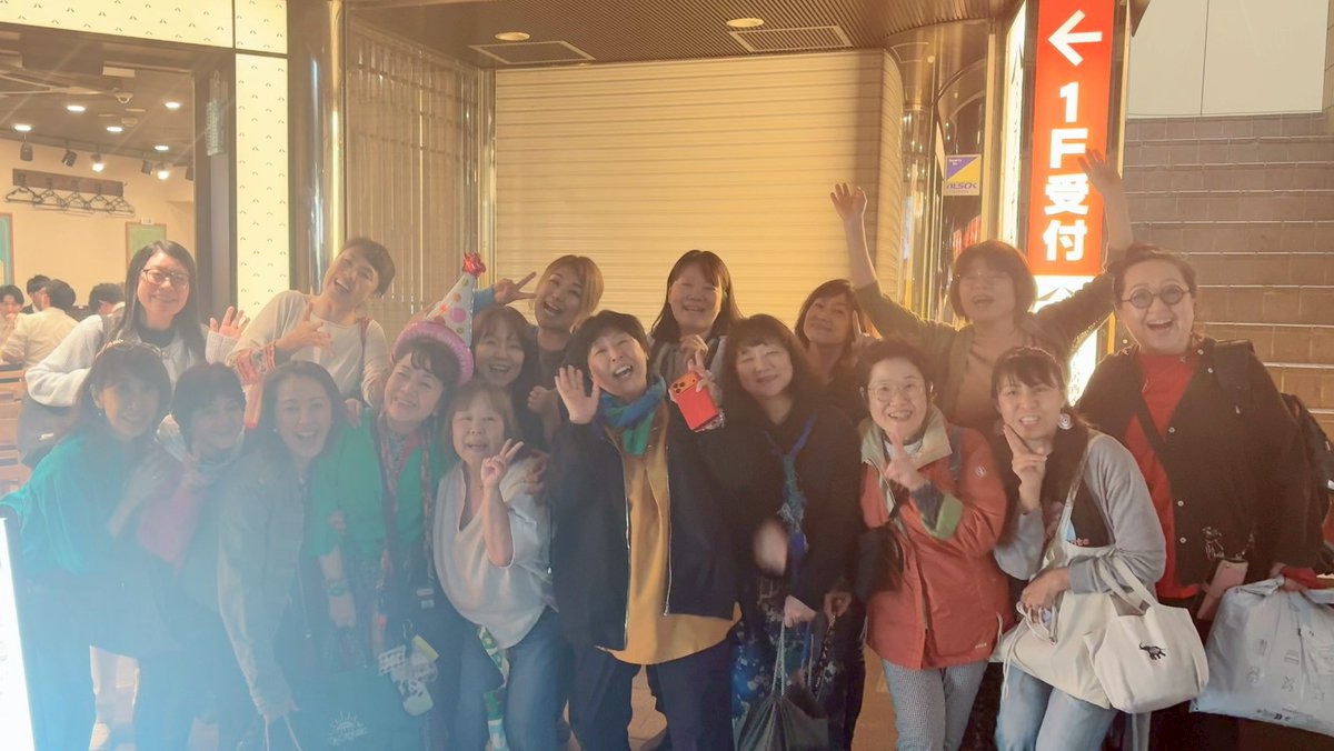 HALPANDA2's tweet photo. 5月23日 #地球の歌人
ワークショップ❤vol.40
初参加メンバーも多数で、ワイワイ賑やかでパワフルな歌声に痺れた～❤見事なONEVOICEだったーーーーーっ！！！終わって、Pandaさんの2日早いお誕生日飲み会❤あんだけ歌ってまだ体力が余ってる感じ(≧▽≦)Pandaさんお誕生日おめでとうございます！！！ https://t.co/NmJnjeqQyY
