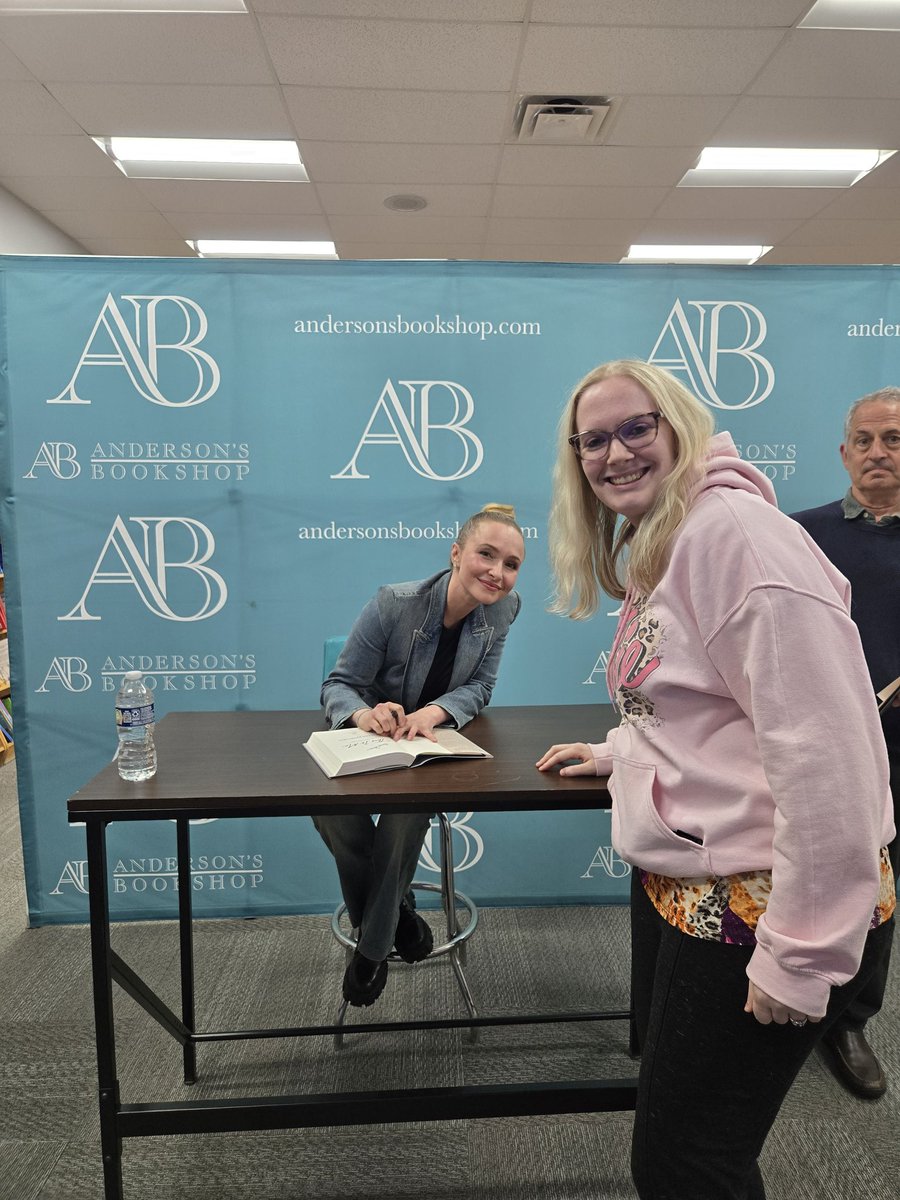 CartoonsRule12's tweet photo. It was wonderful to meet Hayden Panettiere https://t.co/ZeOZs5HDuF