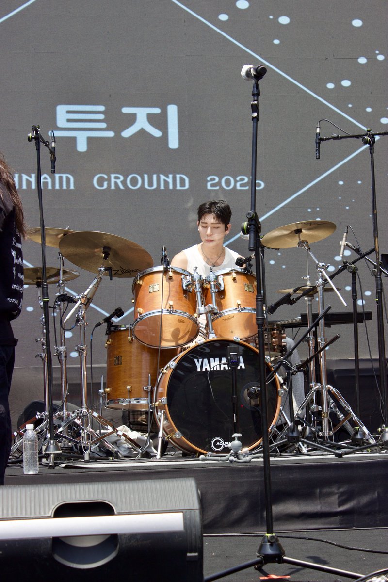 MonicaPertiwi96's tweet photo. 260524 YEONNAM GROUND ROCK FESTIVAL -BUMJUN
#2Z #투지 #BUMJUN #범준 #2Zband #투지밴드 https://t.co/nSfUM8aOnZ
