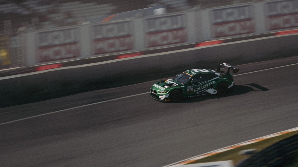 SchaefflerDE's tweet photo. Ein @DTM-Wochenende, das schwierig begonnen hat, endet mit einem großen Lächeln. 😃

Podium für @Wittmannracing in Zandvoort, dazu strahlende Gäste bei ebenso strahlendem Sonnenschein an der Nordsee. 😎

Was für ein Fest!

#SchaefflerDTM #WeAreSchaeffler #TeamGreen #GreenMachine https://t.co/WHwpwrcN4V