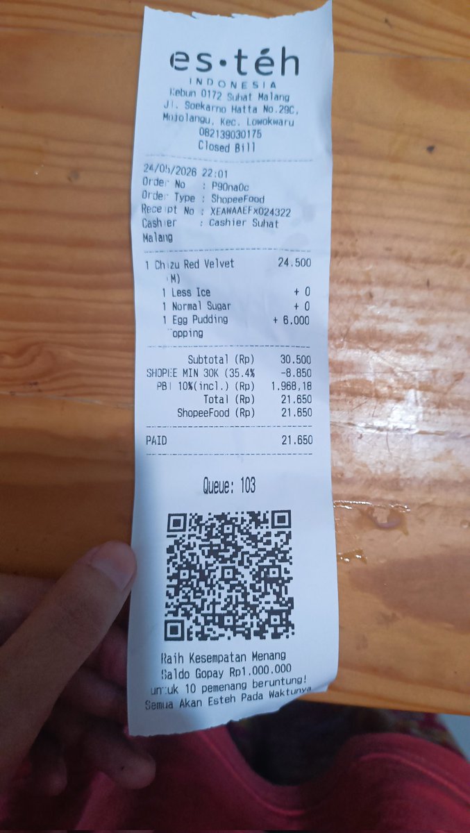 mqtchamilk's tweet photo. pesen chizu redvelvetnya @esteh_indonesia cabang suhat malang, yg dateng malah....kotor kaya gini......mint gmn ini mint,,,, ini banyak lohh, ini QC nya gimana....😡😞 https://t.co/hL1f46ag8k