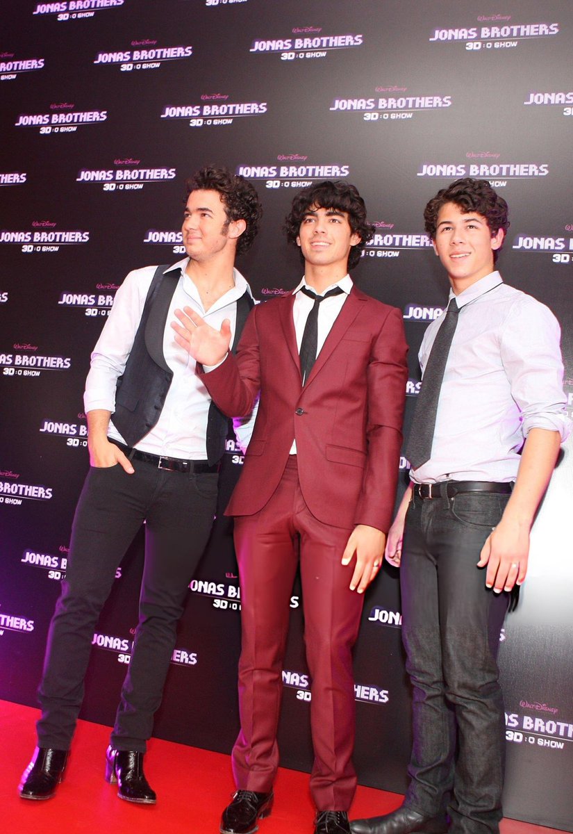 updatesjoejbr's tweet photo. Há 17 anos, os Jonas Brothers chegavam ao Brasil pela primeira vez 🇧🇷✨

Em 2009, passaram pelo Rio de Janeiro e São Paulo com a “Burnin’ Up Tour”, divulgaram o filme “Jonas Brothers: The 3D Concert Experience”, fizeram pão de queijo pros fãs e ainda visitaram o Cristo Redentor.

Você tem alguma lembrança desses dias? Conta pra gente!