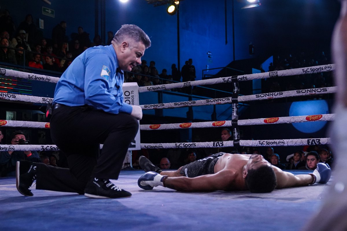 BoxeoDePrimera's tweet photo. 🥊Un final con polémica🥊
⚡️Kevin Gómez venció a Víctor  Centurión por descalificación en la quinta vuelta por invasión de ring, luego de que el rincón de este ingresara al ensogado para reclamar por un golpe que entendían había sido después de la campana y que tumbó a su púgil. https://t.co/pJt0El5Dgq