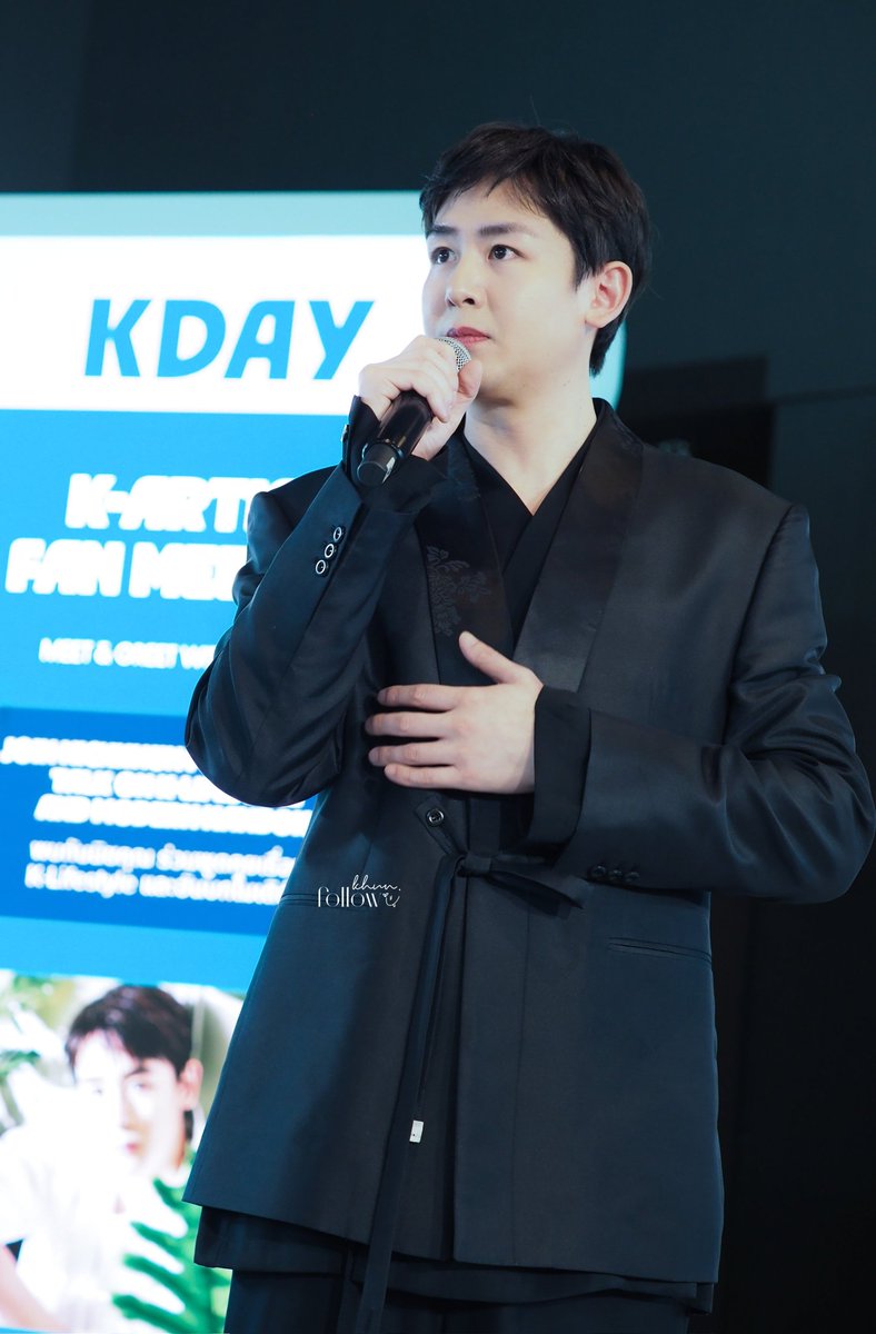 PrincessZhoor's tweet photo. من الغريب أنه لم يسأل المعجبين اذا تناولوا طعامهم !! 😅😅😅
#Nichkhun 
 #KDAYXNICHKHUN https://t.co/d6Fj86nS7I