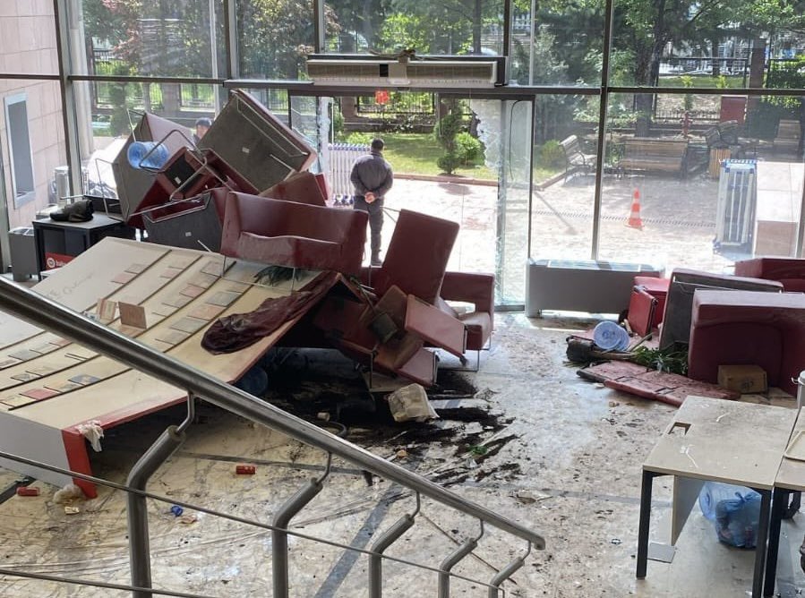 ibrahimkaragul's tweet photo. CHP'de; 

Kasım 2023'ten bu yana devam eden gasp ve işgal, 

Bugün sona erdi...

Ekrem-Özgür tiyatrosu bitti. https://t.co/0234ZhxNob