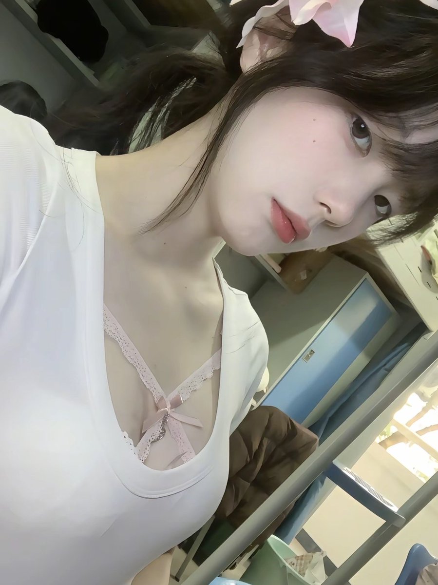Moran0660's tweet photo. 你是��种明明心底知道自己是在媚男，却已自我习惯了丝袜不离腿、高跟不离脚的反差婊子吗？

既凸显自己的身材，也故意在擦边吸睛，明明从小各方面条件都不错，但就是喜欢倒贴被戏虐。

#反差 #反差婊 #母狗 #女大 #女德 #问答 #评价 #羞辱 #绿帽 #已婚 #洗脑 #调教 #露出 #辱骂 https://t.co/1uqRYzcqFU