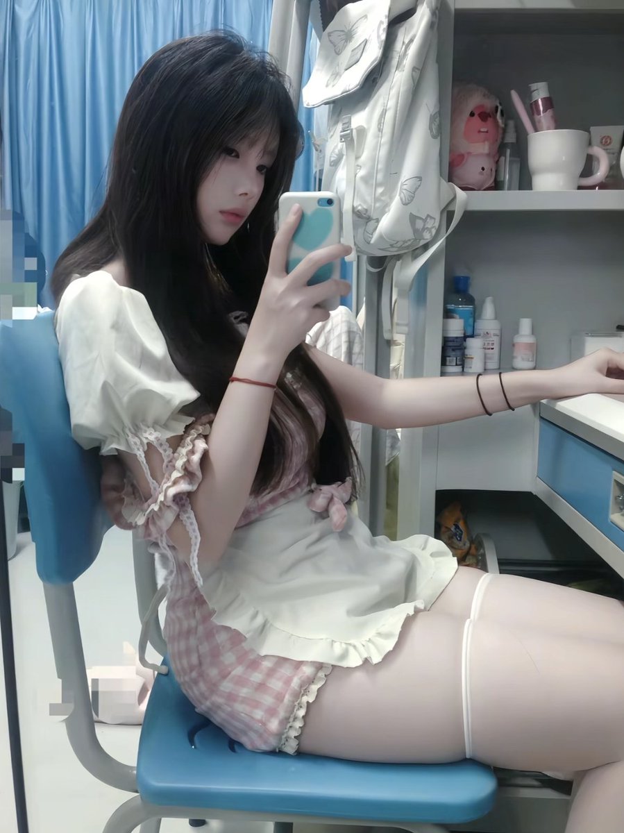 Moran0660's tweet photo. 你是��种明明心底知道自己是在媚男，却已自我习惯了丝袜不离腿、高跟不离脚的反差婊子吗？

既凸显自己的身材，也故意在擦边吸睛，明明从小各方面条件都不错，但就是喜欢倒贴被戏虐。

#反差 #反差婊 #母狗 #女大 #女德 #问答 #评价 #羞辱 #绿帽 #已婚 #洗脑 #调教 #露出 #辱骂 https://t.co/1uqRYzcqFU