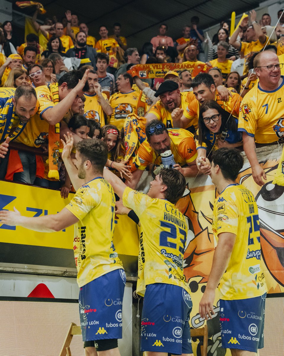 ASOBAL's tweet photo. 🫡 ¡El Santiago Manguán seguirá siendo territorio de la Liga @NexusEnergia ASOBAL!

✍️ @bmvillaaranda certifica matemáticamente su permanencia y el gran objetivo de la temporada tras los resultados de la #J29

🚢 La nave comandada por Javier Márquez seguirá luciendo pasión, balonmano y #ComunidadASOBAL en la competición profesional

📸 Pic & Dron
🔗 https://t.co/wsGADf451r