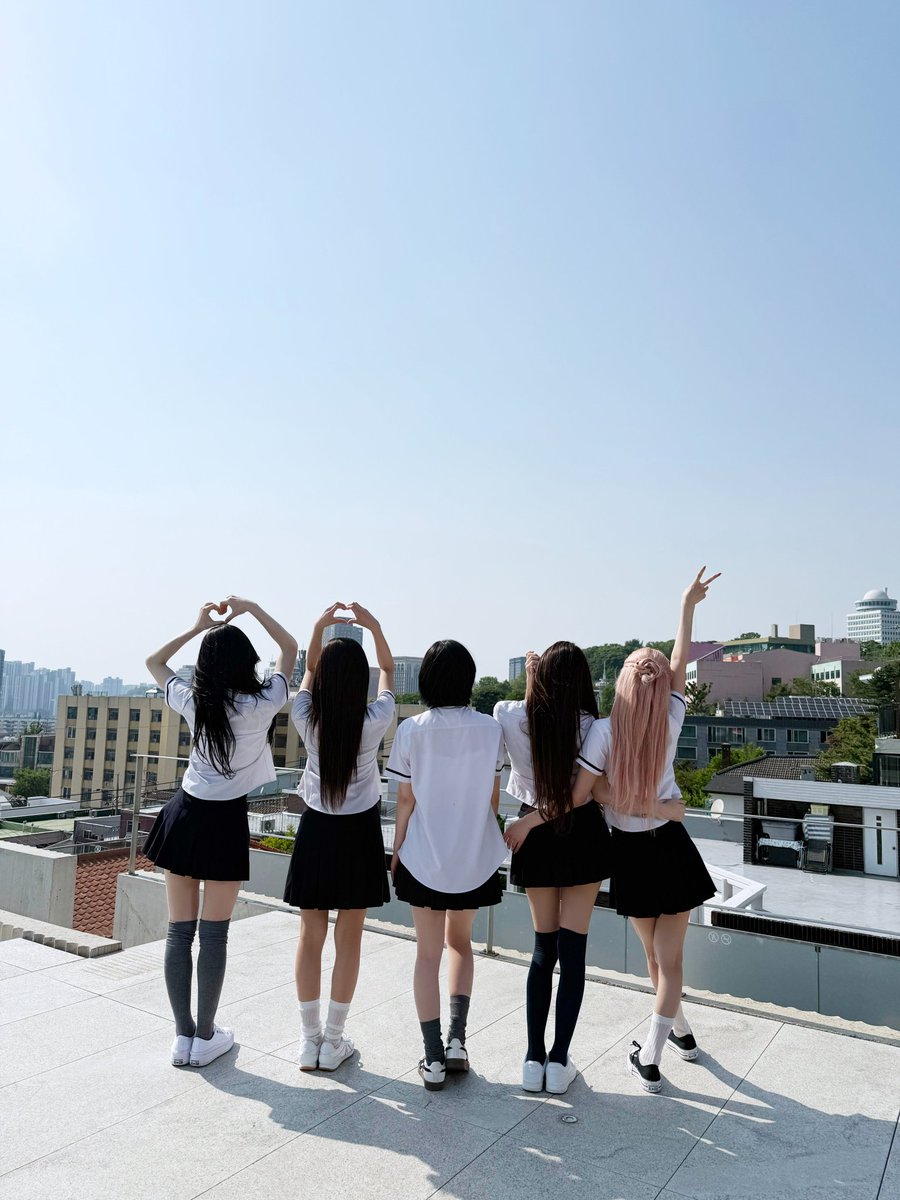 yezyixhere's tweet photo. Motto Dance Video Rooftop version ?!
it felt really wonderful, and i hope you all enjoyed it too https://t.co/Eyh64UkqFP