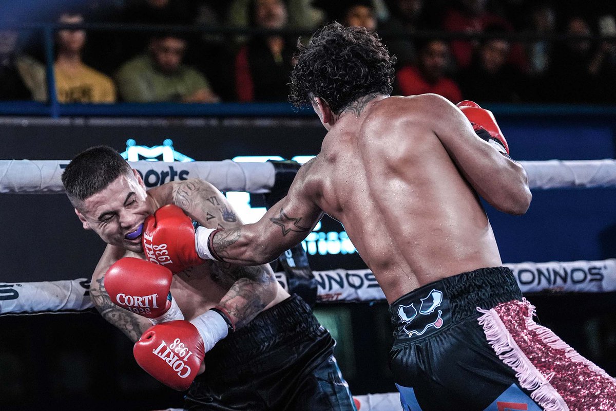 BoxeoDePrimera's tweet photo. 🥊Alan Arias sumó una más: venció por puntos a Misael Graffioli🥊
⚡️El chico del barrio porteño de Boedo venció al santaseino de Cañada de Gómez por decisión mayoritaria, con tarjetas 60-54, 59-56 y 57-57. https://t.co/XHDzi7T50W