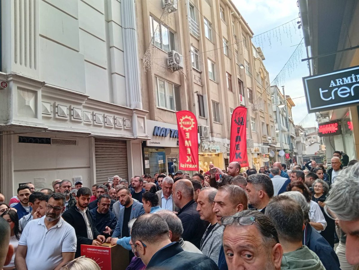 arzuerkan4's tweet photo. Saray rejimine teslim olmayacağız! 

Demokrasi, siyasal özgürlük, seçme ve seçilme hakkı için CHP Kocaeli il binası önündeyiz!

Birleşe birleşe kazanacağız! https://t.co/XR9eDzsFgH