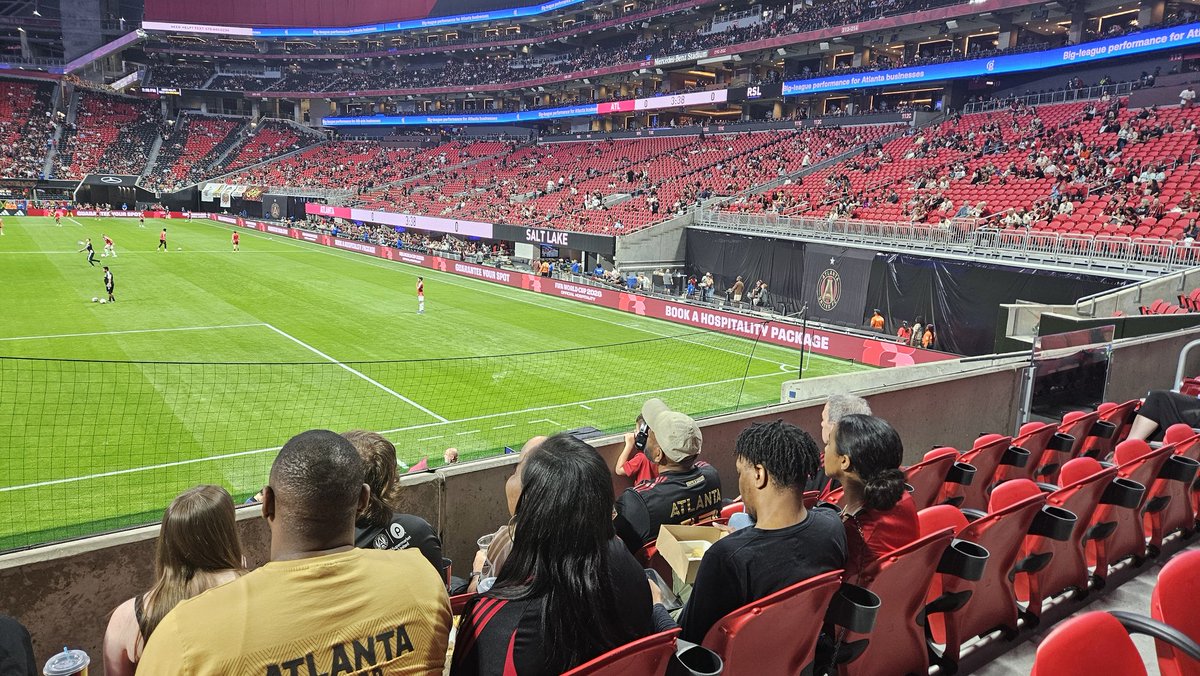 jonnason73's tweet photo. @atlutdjames Is that the corner flag .... https://t.co/mxepsYEXTV