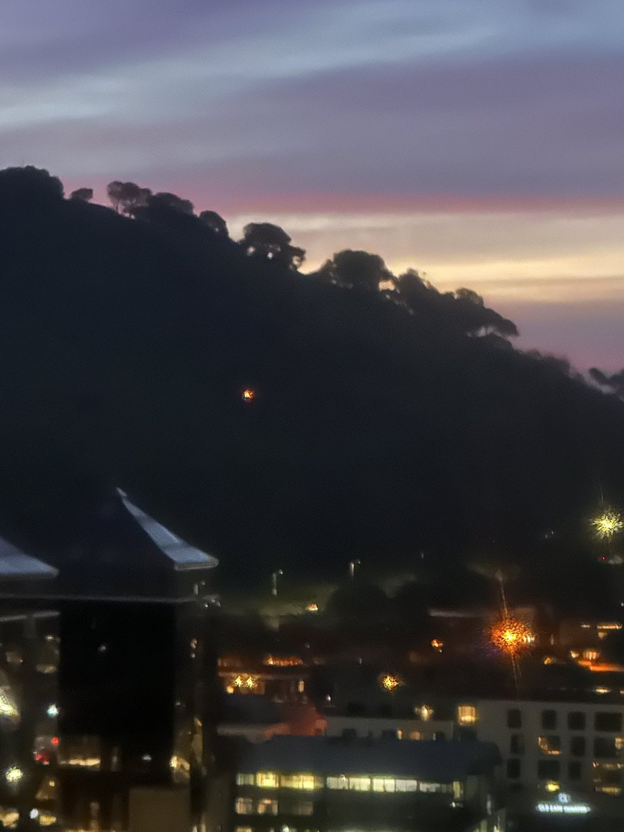 bash7225's tweet photo. @signalhillspot @Signal_Hill_Gun this looks like a small fire. Picture taken at 18:20. @CityofCT https://t.co/1IkWpzrYuh