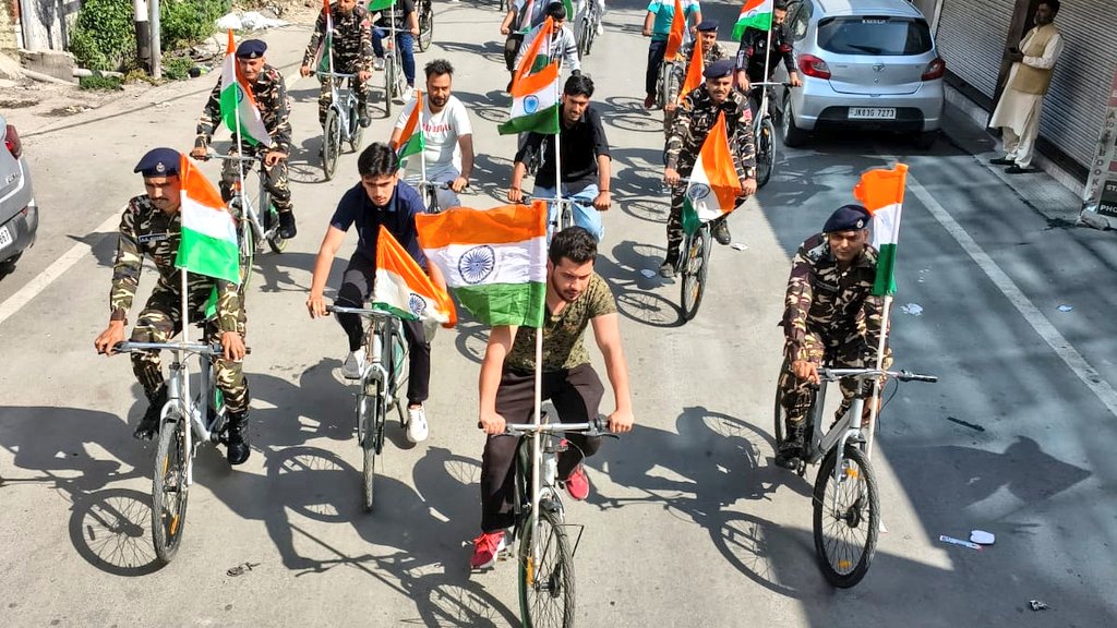 14bnssb's tweet photo. Under @FitIndiaOff initiative, A #Sunday_On_Cycle 🚴‍♂️🇮🇳 was organised by G Coy, Wazirbagh #Srinagar and RHQ @14bnssb Doiwala #Dehradun to promote fitness, discipline and environmental awareness among @SSB_INDIA psnl and local youth. 
@HMOIndia  @YASMinistry @DC_Budgam @dmdehradun https://t.co/KKzfKsnXqQ