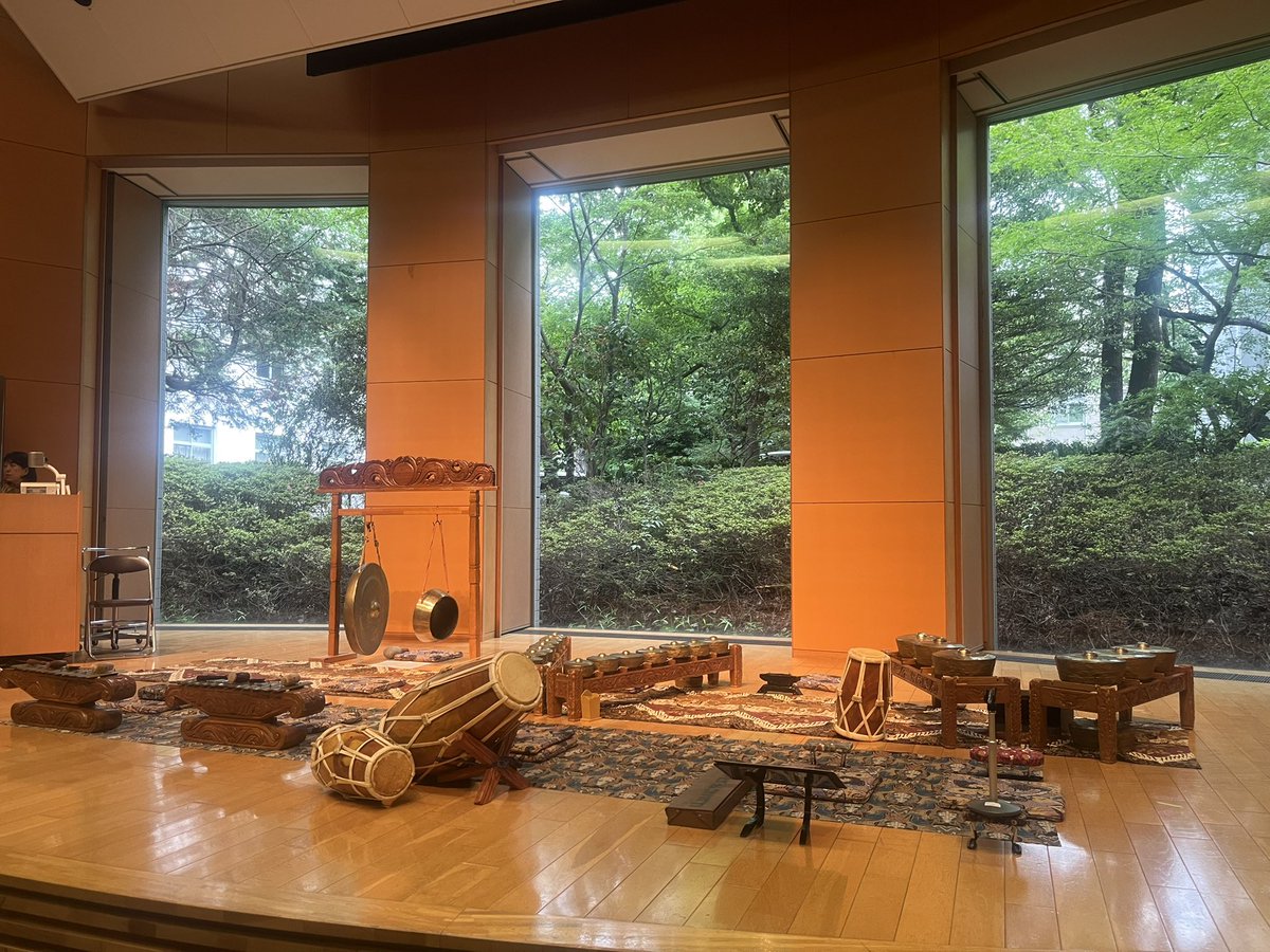 WOO1679080's tweet photo. この頃キャンパス付いてるかも
聖心女子大学・宮代ホールへ行きました
インドネシアのスンダ地方（西ジャワ）に伝わるガムラン・ドゥグンのワークショップです

先日、アジアンドキュメンタリーで北ジャワの大衆音楽（タルリン・ダンドゥット）の映画「愛しのタルリン」観たからこっちも参加してみた https://t.co/RF75q7NlNa